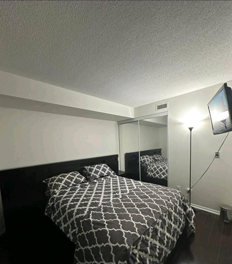 Apartment Cn Tower View With Free Parking, Pool, & Gym By Trains And Buses *